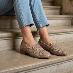 Bež mokasine sa printom C13