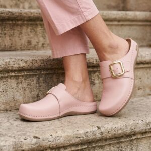 roze ženske kožne klompe