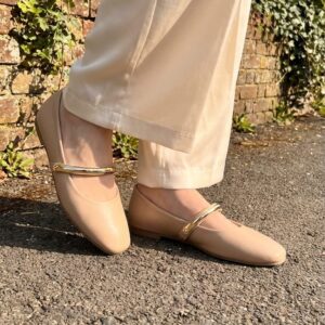 bež ženke baletanke sa zlatnim kaišem