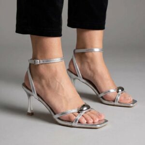 srebne ženske sandale sa šnalom