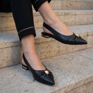 crne ženske ravne sandalete sa otvorenom petom