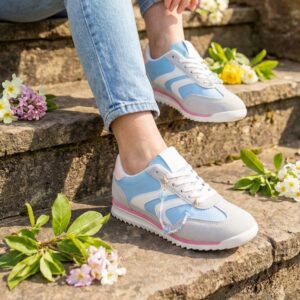 svetlo plave žesnke patike