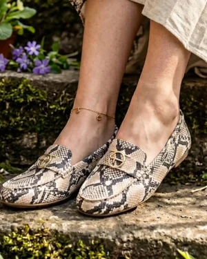 Bež zmija print kožne ženske mokasine Tamaris 24630-44