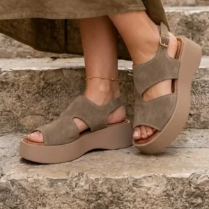 Maslinaste ženske sandale na punu petu LS282645