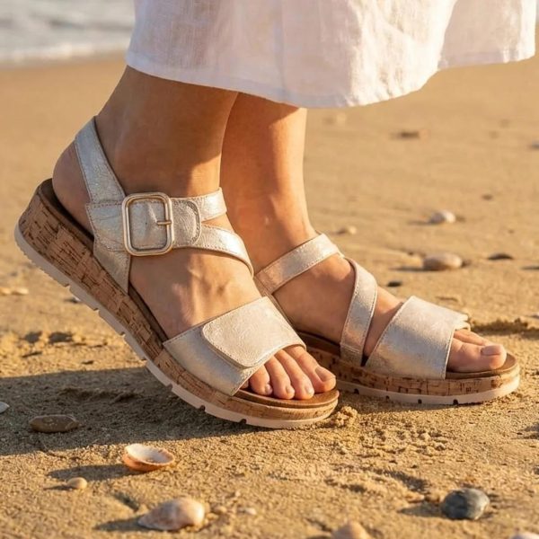 Zlatne ženske sandale na malu platformu LS062663