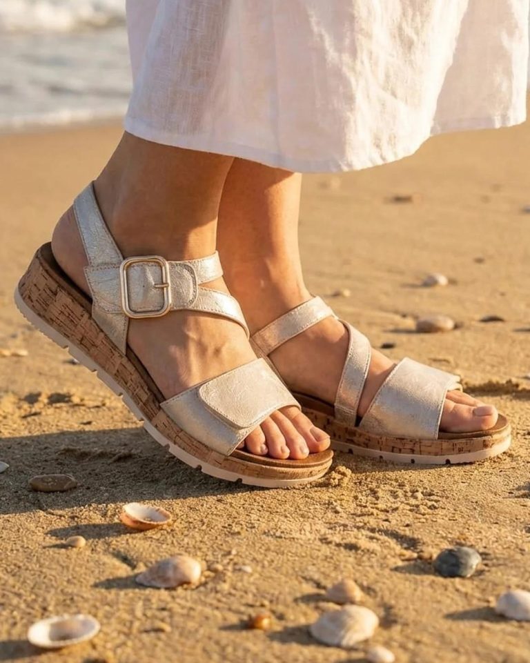 Zlatne ženske sandale na malu platformu LS062663