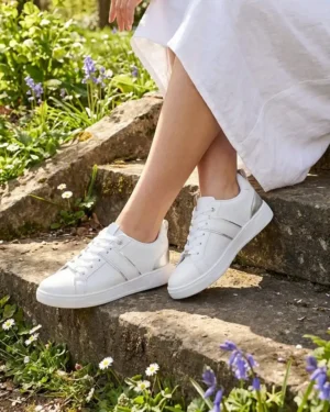 Bele ženske patike sa srebrnim detaljima L182656